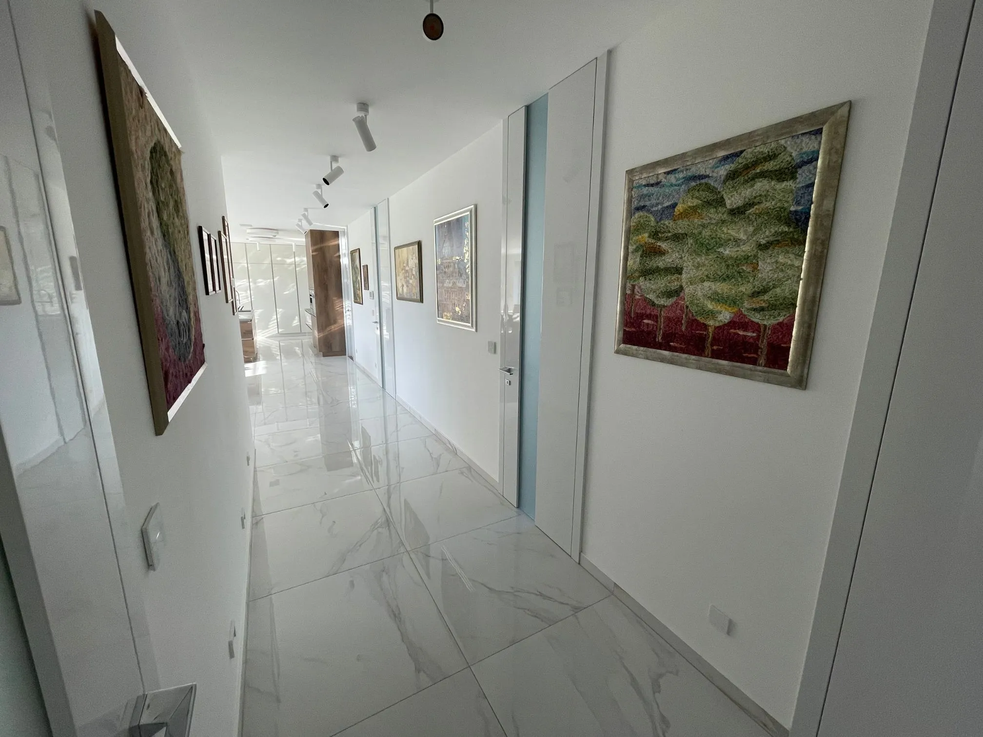 Feng Shui chodba – bílý interiér s obrazy a energií čistoty Feng Shui chodba – bílý interiér s obrazy a energií čistoty