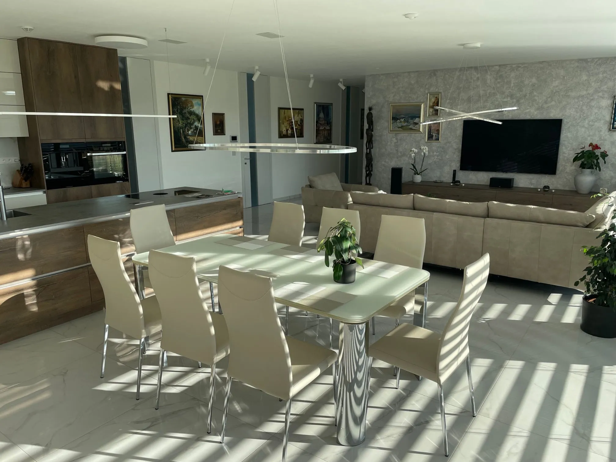 Obývací pokoj s jídelnou – Feng Shui propojení rodiny a hojnosti Obývací pokoj s jídelnou – Feng Shui propojení rodiny a hojnosti