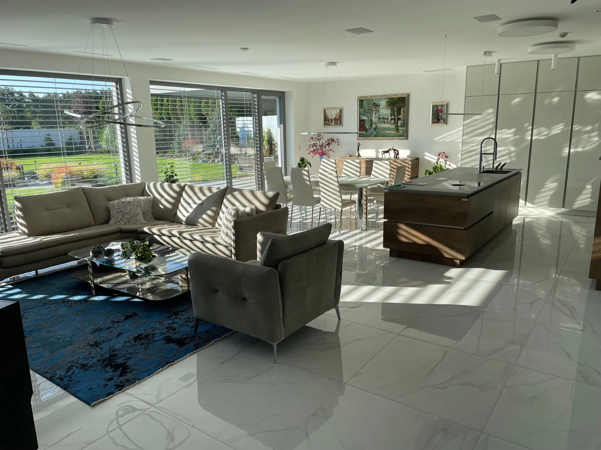 Světlý obývací pokoj s kuchyní – Feng Shui proudění energie a světla Světlý obývací pokoj s kuchyní – Feng Shui proudění energie a světla
