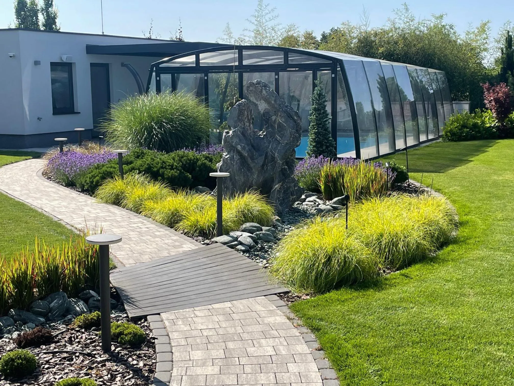Moderní zahrada podle Feng Shui: harmonie přírody a domova Moderní zahrada podle Feng Shui: harmonie přírody a domova