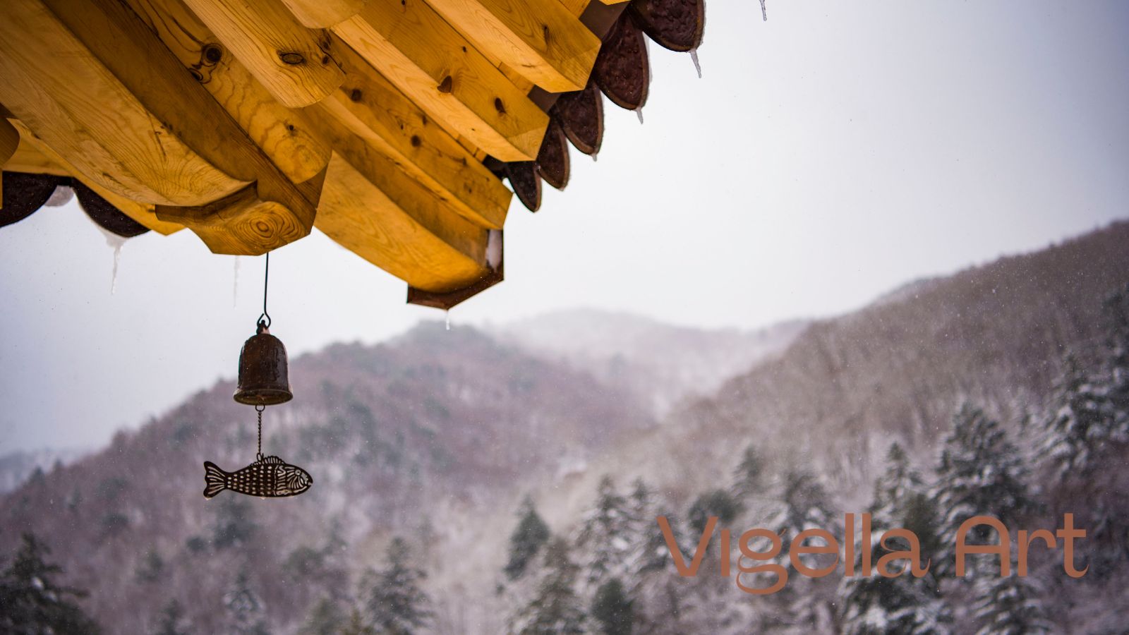 Feng shui zvonkohra z kovu zavěšená v prostoru domu pro harmonizaci energie